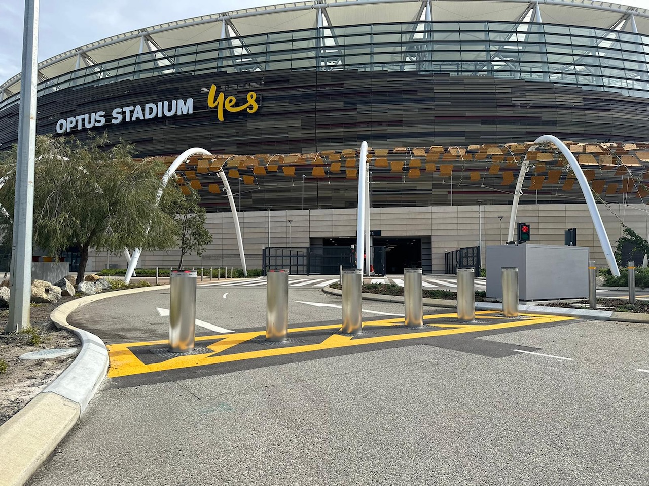 6 dissuasori proteggono l'ingresso di Optus Stadium di Perth