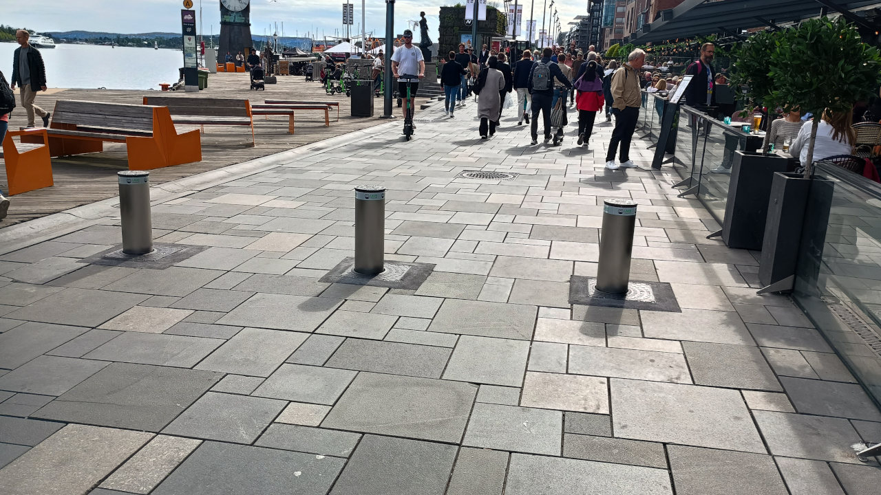 Dissuasori in azione che proteggono l'accesso alla via pedonale