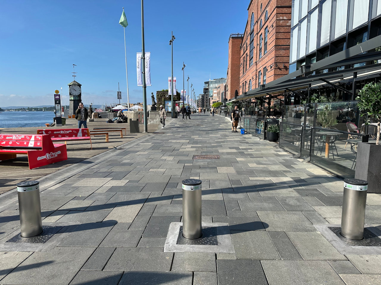 Strada affacciata al mare di Oslo, con 3 dissuasori stradali alzati