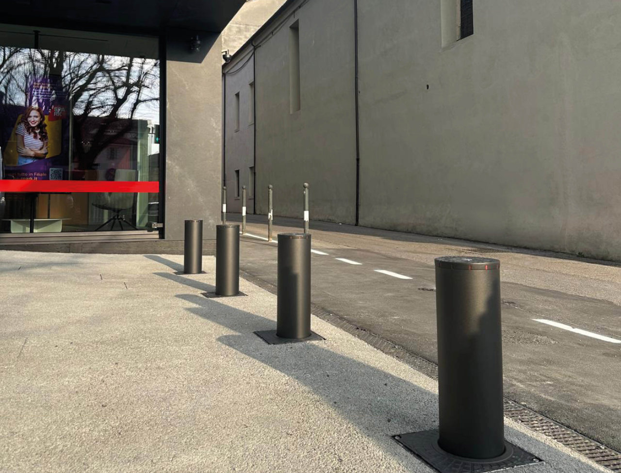 Detalle de la instalación de los bolardos RISE en la Sparkasse