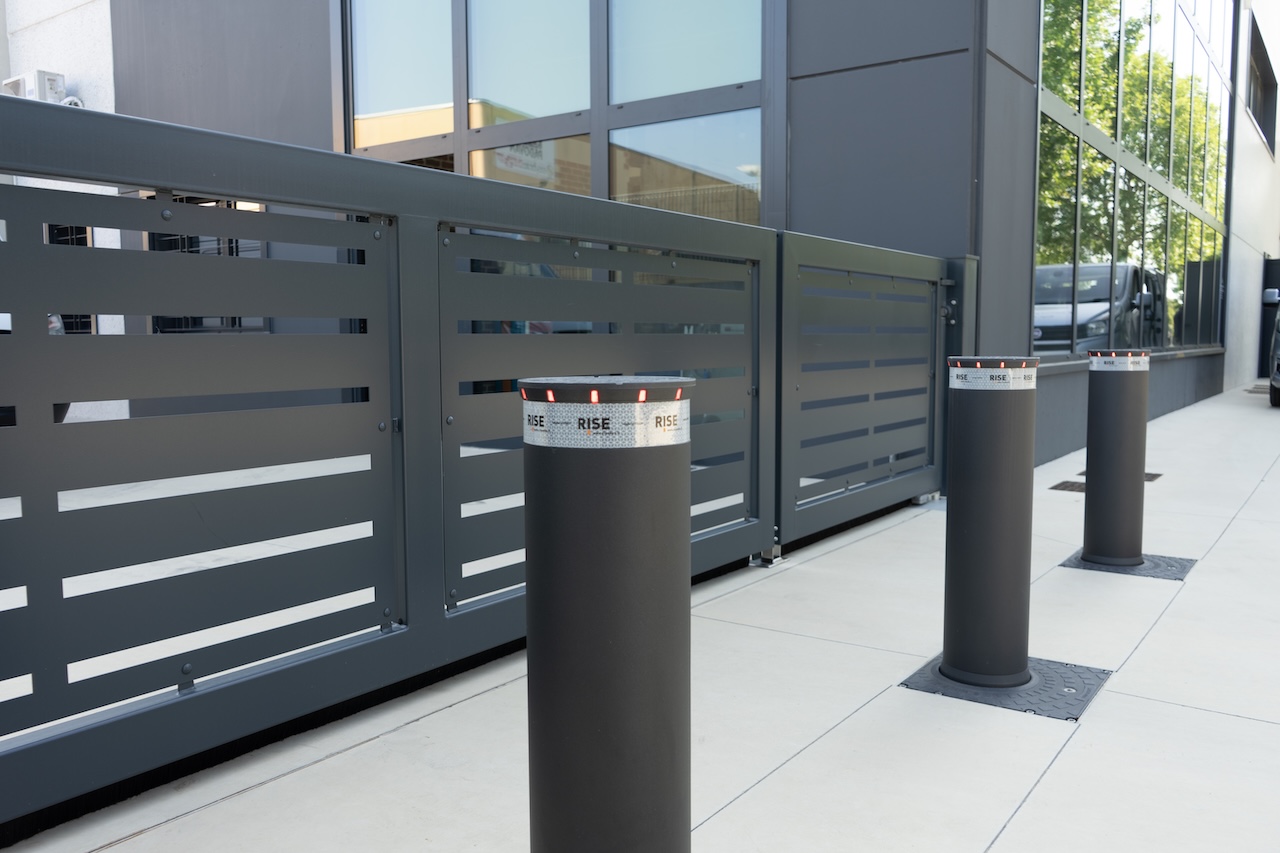 3 dissuasori proteggono l'ingresso al cancello della ferramenta con magazzino