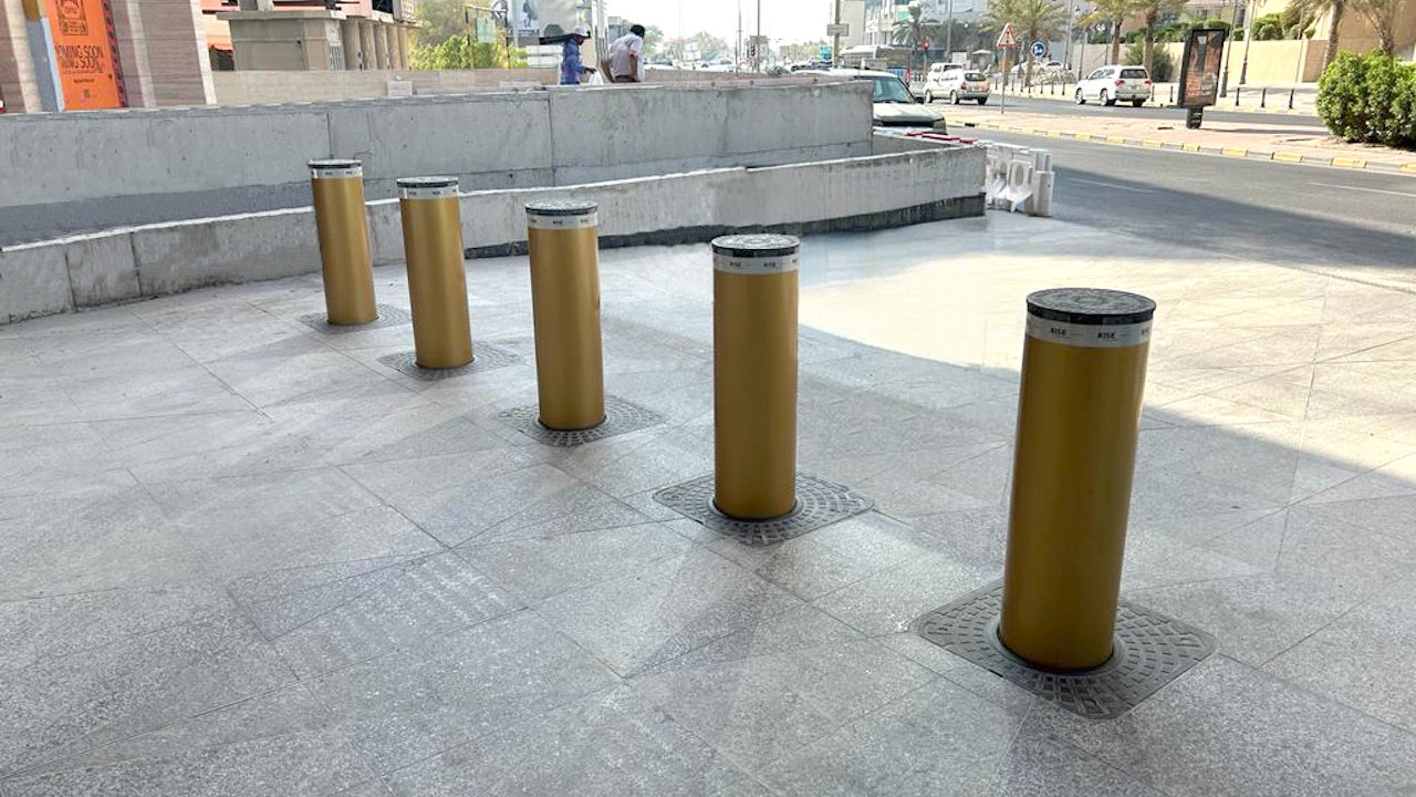 5 dissuasori proteggono l'ingresso del JW Marriot Kuwait city