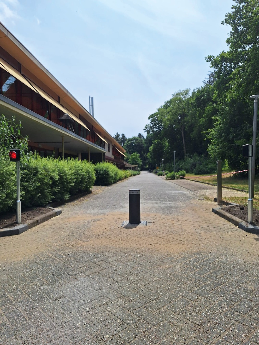 Dettaglio di 1 dissuasore che protegge l'ingresso al complesso residenziale a Danzica