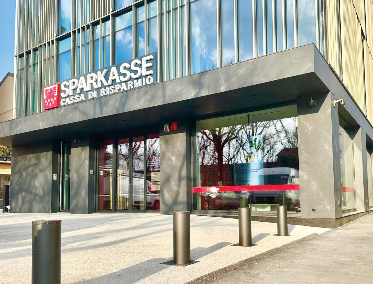 Entorno de instalación del bolardo Rise Sparkasse