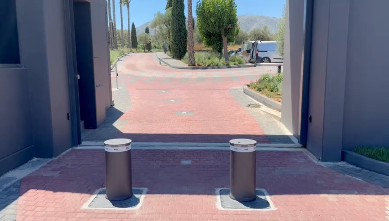 2 dissuasori proteggono l'ingresso ad una collezione privata di auto di lusso