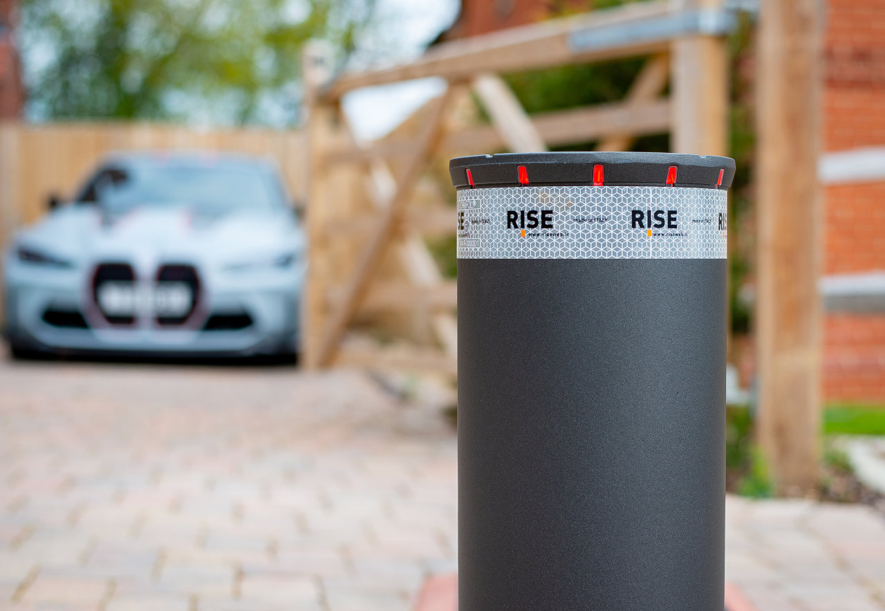 Dissuasore in primissimo piano, dietro si intravede un auto