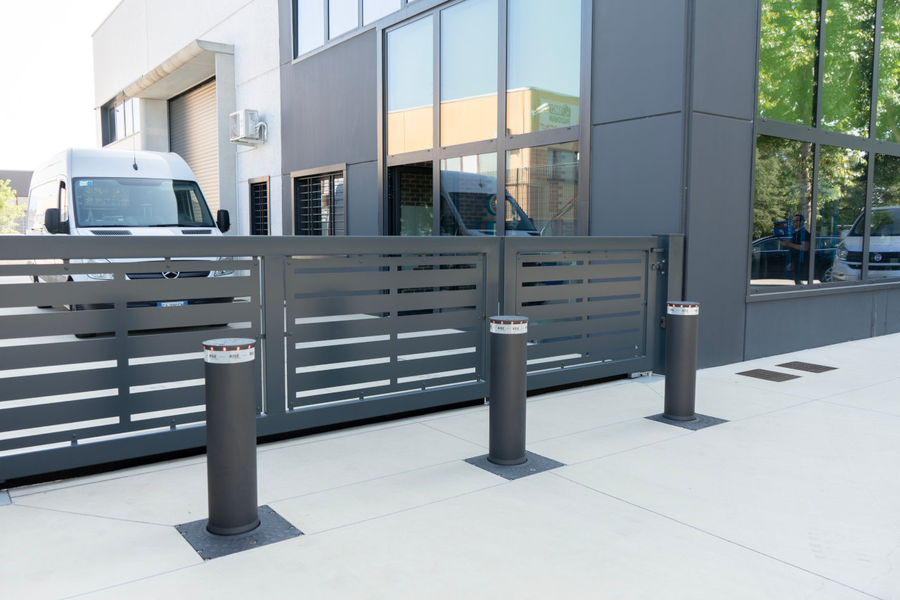 3 dissuasori proteggono l'ingresso al cancello della ferramenta con magazzino