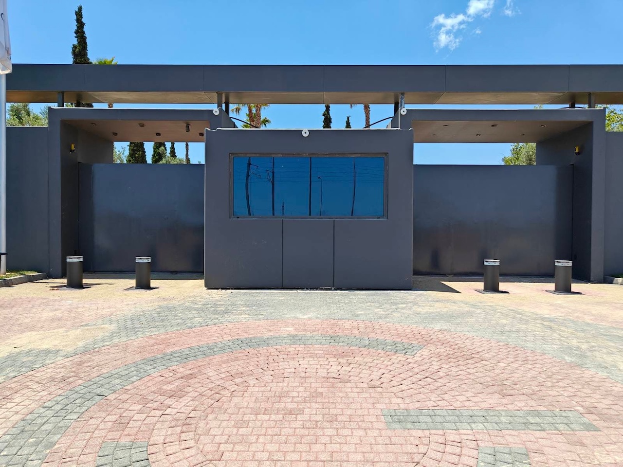 4 dissuasori proteggono l'ingresso esterno ad una collezione privata di auto di lusso