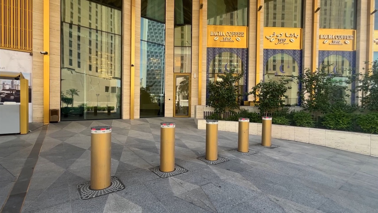 5 dissuasori proteggono l'ingresso del JW Marriot Kuwait city
