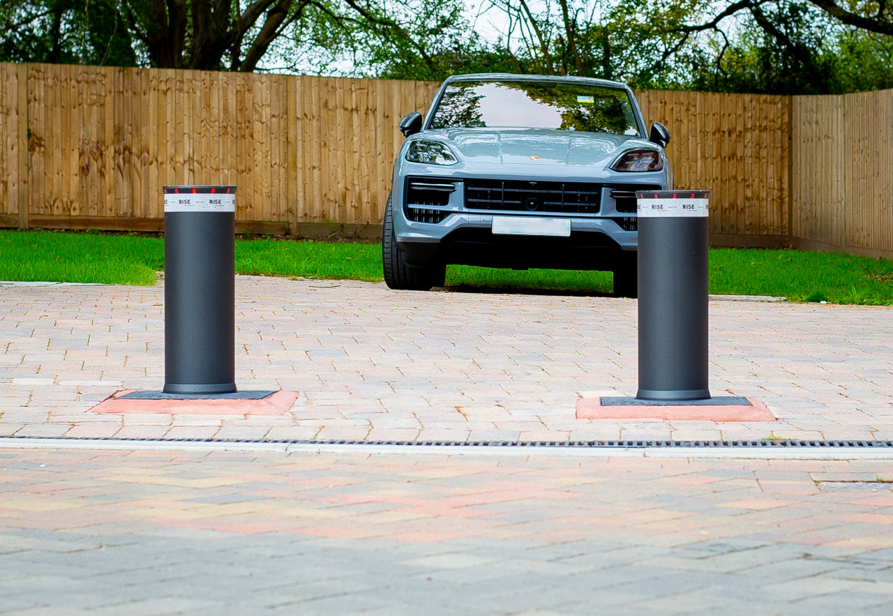 In primo piano 2 dissuasori e nello sfondo un auto di lusso