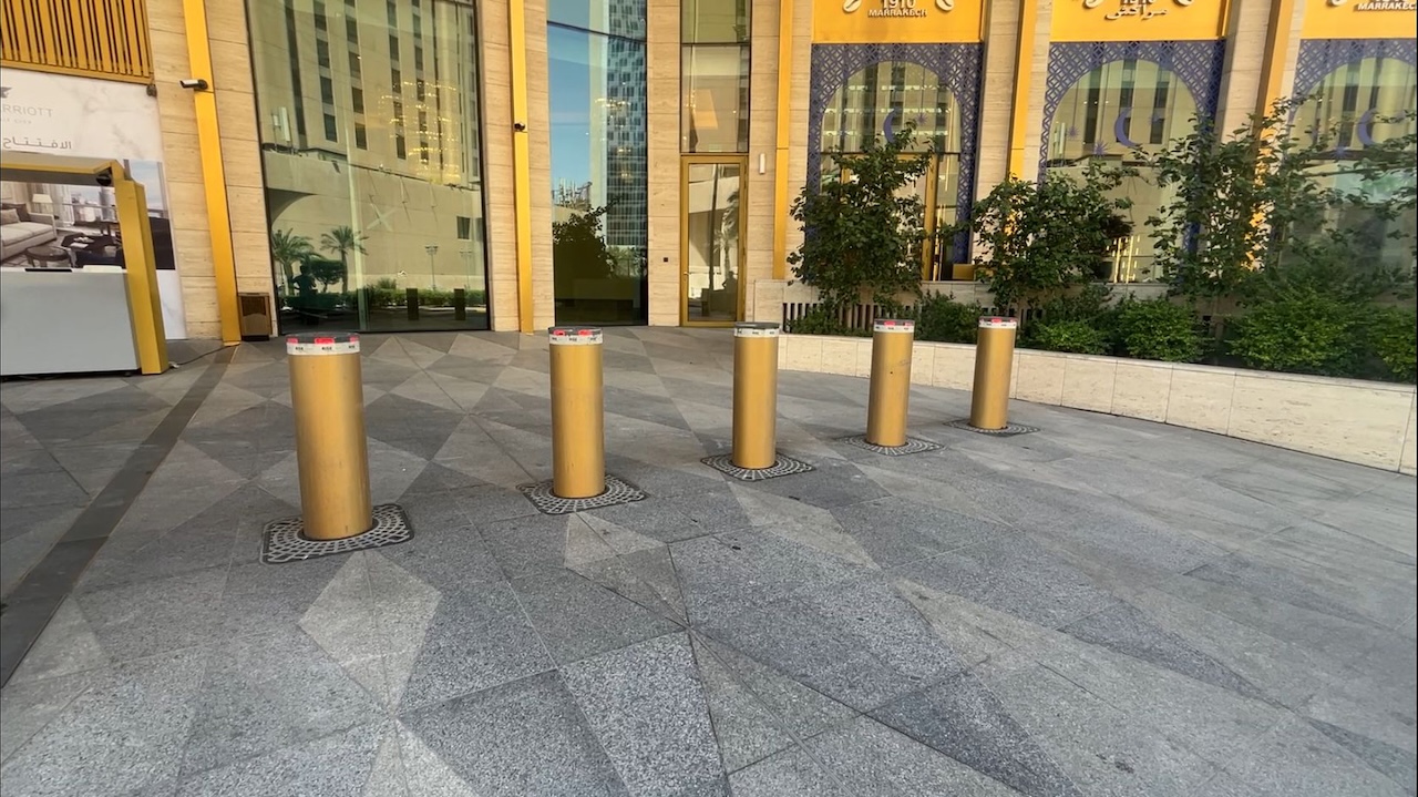5 dissuasori proteggono l'ingresso del JW Marriot Kuwait city