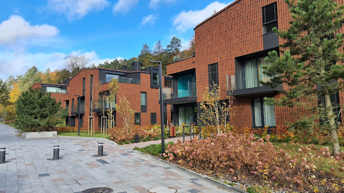 3 dissuasori proteggono l'ingresso al complesso residenziale a Danzica