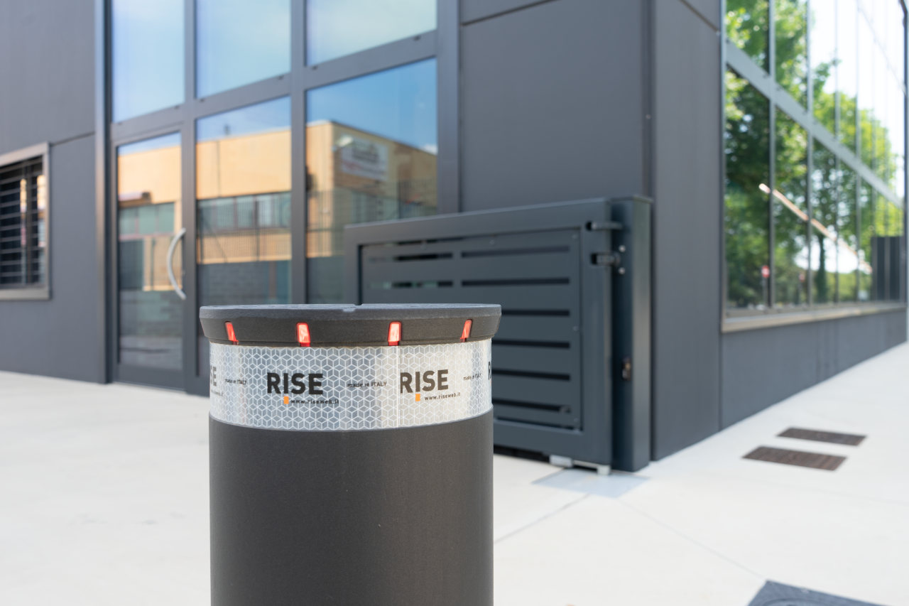 Dettaglio di un dissuasore che protegge l'ingresso al cancello della ferramenta con magazzino