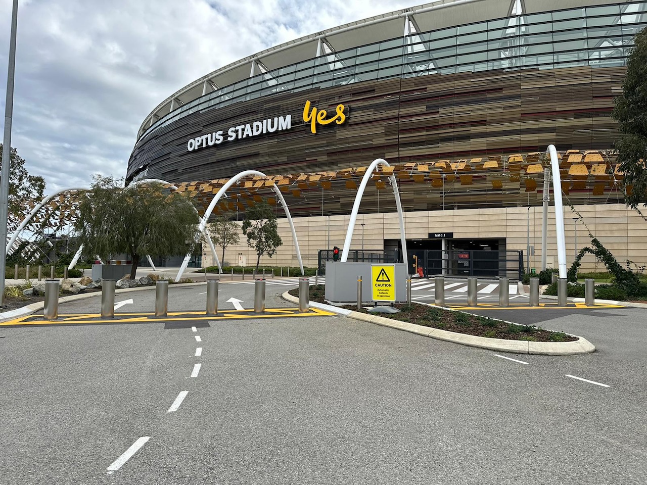 6 dissuasori proteggono l'ingresso di Optus Stadium di Perth