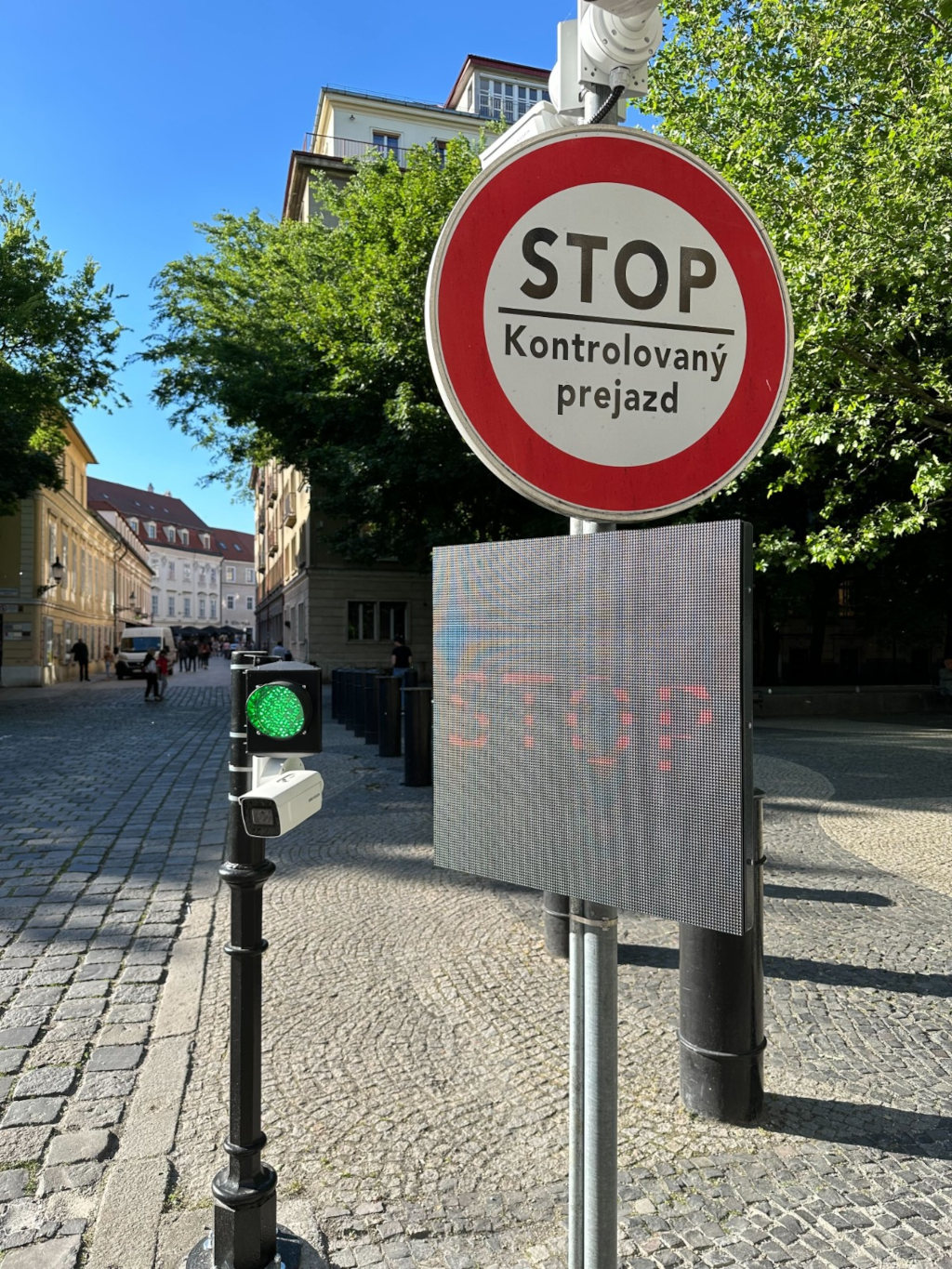 Semaforo STOP e telecamera del centro di Bratislava