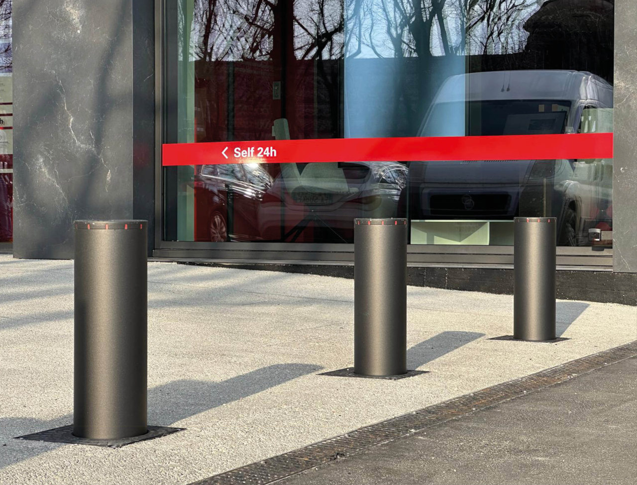 Detalle de la instalación de los bolardos RISE en la Sparkasse